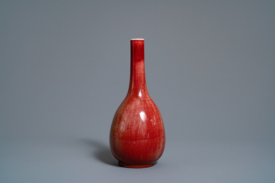 Un vase de forme bouteille en porcelaine de Chine rouge monochrome dans sa bo&icirc;te de pr&eacute;sentation, R&eacute;publique