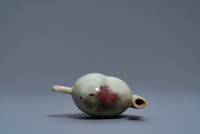 Een Chinese miniatuur 'cadogan' perzikvormige theepot met junyao glazuur, Kangxi/Qianlong