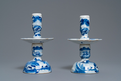 Une paire de bougeoirs et trois figures de gar&ccedil;ons en porcelaine de Chine, 19&egrave;me