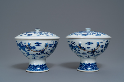 A pair of Chinese blue and white 'dragon' bowls and covers, 19th C.