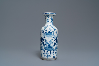 Un vase de forme rouleau en porcelaine de Chine en bleu et blanc, marque de Kangxi, 19&egrave;me
