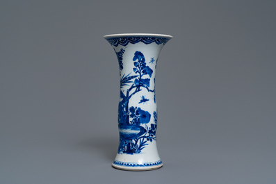 Un vase en porcelaine de Chine en bleu et blanc &agrave; d&eacute;cor d'oiseaux parmi fleurs, Kangxi