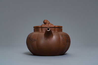 A Chinese Yixing stoneware teapot and cover with inscription, impressed seal marks, 19/20th C.