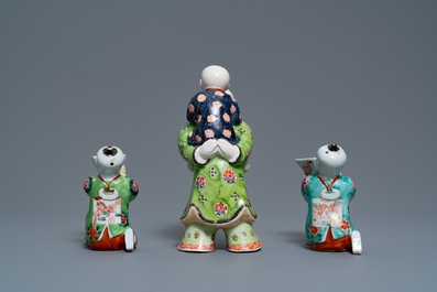 Une paire de bougeoirs et trois figures de gar&ccedil;ons en porcelaine de Chine, 19&egrave;me