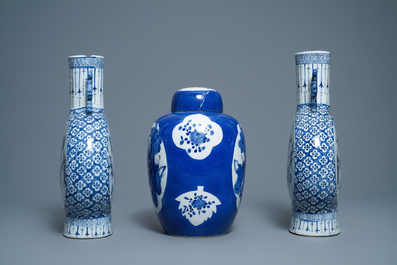 Une paire de vases de forme 'moonflask' et un pot couvert en porcelaine de Chine en bleu et blanc, 19&egrave;me