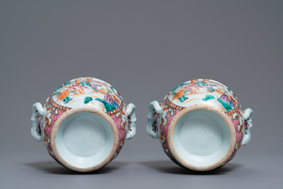 Une paire de rafraichissoirs en porcelaine de Chine famille rose &agrave; d&eacute;cor mandarin, Qianlong