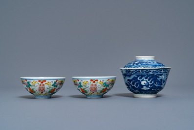Een diverse collectie Chinees blauw-wit, Yixing en famille rose porselein, Ming en later