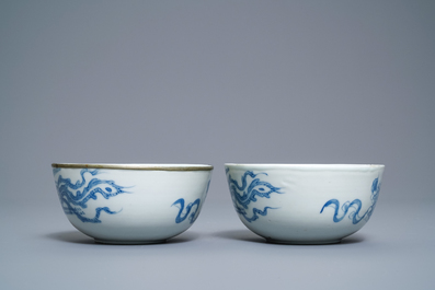 Cinq bols en porcelaine de Chine 'Bleu de Hue' pour le Vietnam, 19&egrave;me