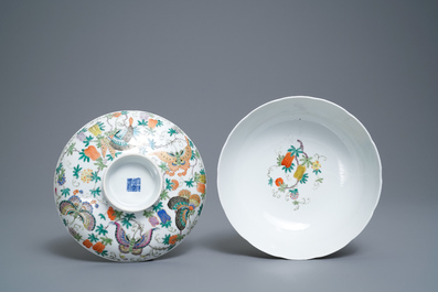 Two Chinese famille rose bowls and covers, 19/20th C.