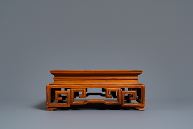 Deux plateaux et un socle en bois sculpt&eacute;, Chine, 18/19&egrave;me
