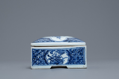 Een vierkante Chinese blauw-witte dekseldoos, Ming