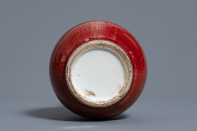 Un vase de forme bouteille en porcelaine de Chine rouge monochrome dans sa bo&icirc;te de pr&eacute;sentation, R&eacute;publique