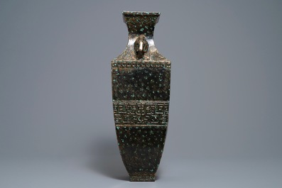 Un vase en porcelaine de Chine imitant le bronze, marque de Qianlong, R&eacute;publique
