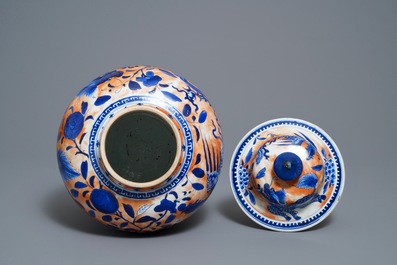 Un vase couvert en porcelaine de Chine en bleu et blanc surd&eacute;cor&eacute;, 19&egrave;me