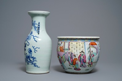 Un vase en porcelaine de Chine en bleu et blanc sur fond c&eacute;ladon et une jardini&egrave;re famille rose, 19&egrave;me