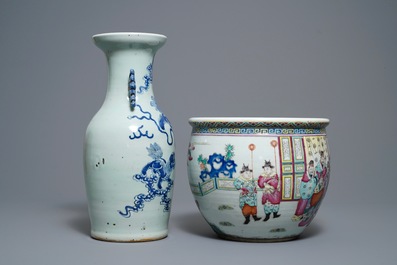 Un vase en porcelaine de Chine en bleu et blanc sur fond c&eacute;ladon et une jardini&egrave;re famille rose, 19&egrave;me