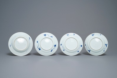 Douze assiettes en porcelaine de Chine en bleu et blanc, Kangxi