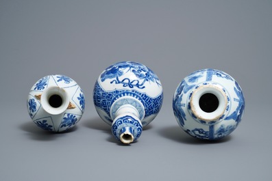 Trois vases en porcelaine de Chine en bleu et blanc, Kangxi