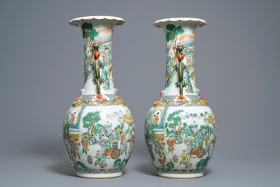 Une paire de vases en porcelaine de Chine famille verte de Canton, 19&egrave;me