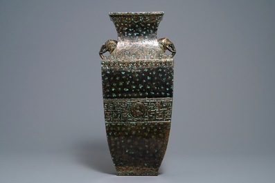 Un vase en porcelaine de Chine imitant le bronze, marque de Qianlong, R&eacute;publique