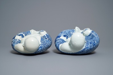 Twee Chinese blauw-witte figuren van Boeddha, 19/20e eeuw