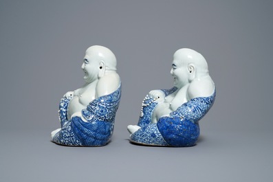 Twee Chinese blauw-witte figuren van Boeddha, 19/20e eeuw