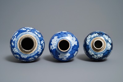 Trois vases en porcelaine de Chine en bleu et blanc aux fleurs de prunus, Kangxi
