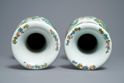 Une paire de vases en porcelaine de Chine famille verte de Canton, 19&egrave;me