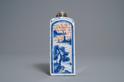 Une bouteille de forme carr&eacute;e &agrave; monture en argent en porcelaine de Chine de style Imari, Kangxi
