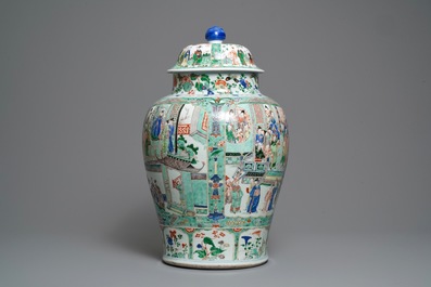 Une paire de grands vases couverts en porcelaine de Chine famille verte, Kangxi