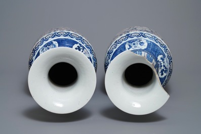 Une paire de grands vases en porcelaine de Chine en bleu, blanc et rouge de cuivre, 19&egrave;me