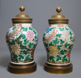 Een paar grote Chinese famille rose vazen met bronzen monturen, 19e eeuw