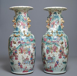 Une paire de grand vases en porcelaine de Chine famille rose, 19&egrave;me