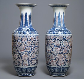 Une paire de grands vases en porcelaine de Chine en bleu, blanc et rouge de cuivre, 19&egrave;me