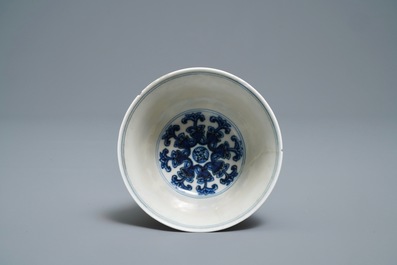 Een Chinese blauw-witte stem cup met Lan&ccedil;a inscripties, Qianlong merk en periode