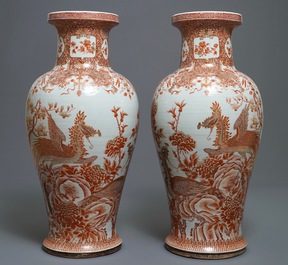 Une paire de grands vases en porcelaine de Chine &agrave; d&eacute;cor de ph&eacute;nix en rouge de fer et dor&eacute;, Qianlong