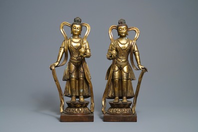 Une paire de grandes figures en bronze dor&eacute;, Chine, 19&egrave;me