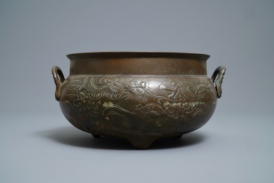 A large Chinese bronze tripod censer with engraved dragons, 19th C.