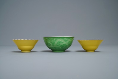 Une paire de bols en porcelaine de Chine jaune monochrome et un en vert de citron, marque de Guangxu, 19/20&egrave;me