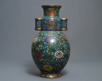 Een grote Chinese cloisonn&eacute; hu vaas met lotusslingers, gemerkt Qi Yu Bao Tung Chih Chen, 19e eeuw