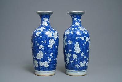 Een paar Chinese blauw-witte vazen met 'prunus op gebroken ijs', 19e eeuw