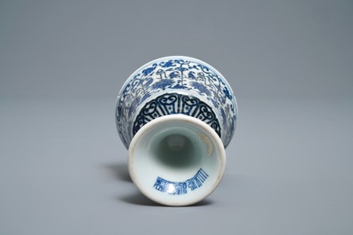 Een Chinese blauw-witte stem cup met Lan&ccedil;a inscripties, Qianlong merk en periode