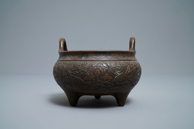 Een Chinese bronzen wierookbrander met feniksen en pioenen, Xuande merk, 18e eeuw