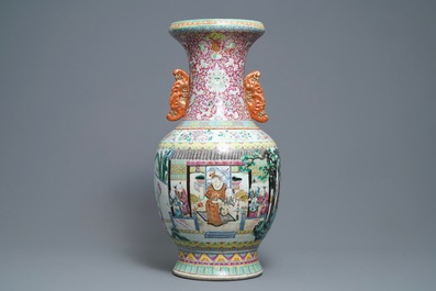 Un grand vase en porcelaine de Chine famille rose, 19&egrave;me