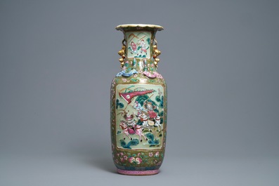Een Chinese famille rose vaas met bruine en celadon fondkleur, 19e eeuw