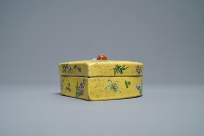 Une bo&icirc;te couverte en porcelaine de Chine famille rose &agrave; fond jaune, 19/20&egrave;me