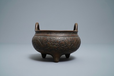 Een Chinese bronzen wierookbrander met feniksen en pioenen, Xuande merk, 18e eeuw