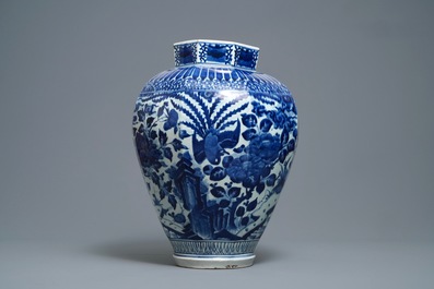 A Japanese blue and white octagonal Arita vase with birds among flowers, Edo, 17th C.