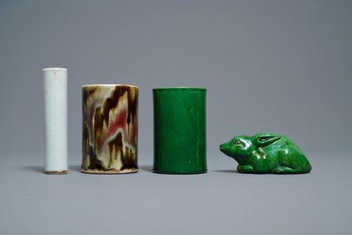 Deux pots &agrave; pinceaux, une tube &agrave; encens et un lapin en porcelaine de Chine monochrome, 18/19&egrave;me