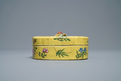 A Chinese yellow-ground famille rose box and cover, 19/20th C.